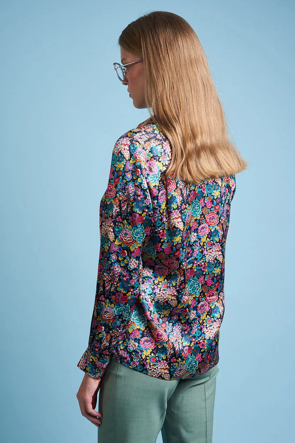 Blouse en satin de soie à l'imprimé floral all over