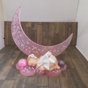 Centre de table, support forme nuage et lune et son bébé tenue de baptême, personnalisable avec prénom..