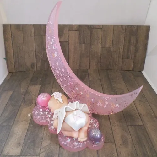 Centre de table, support forme nuage et lune et son bébé tenue de baptême, personnalisable avec prénom..