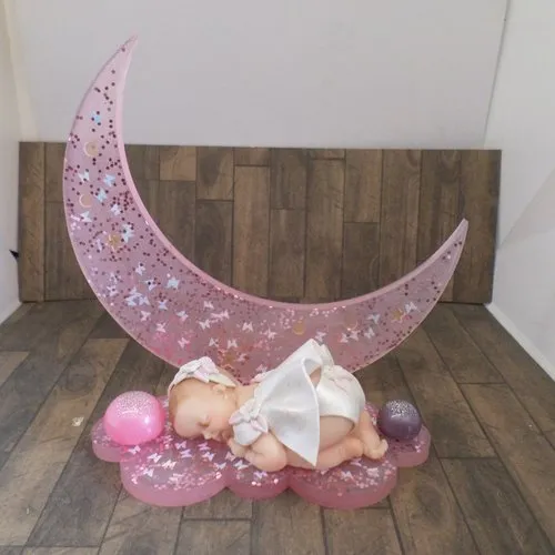 Centre de table, support forme nuage et lune et son bébé tenue de baptême, personnalisable avec prénom..