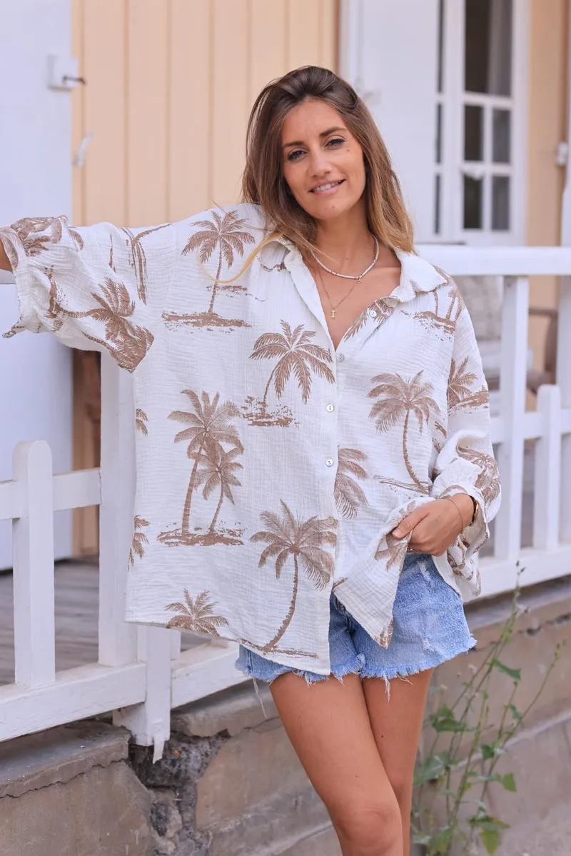 Chemise loose en gaze de coton blanc imprimé palmiers plage taupe