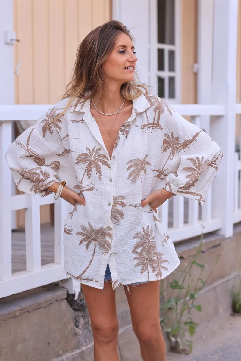 Chemise loose en gaze de coton blanc imprimé palmiers plage taupe