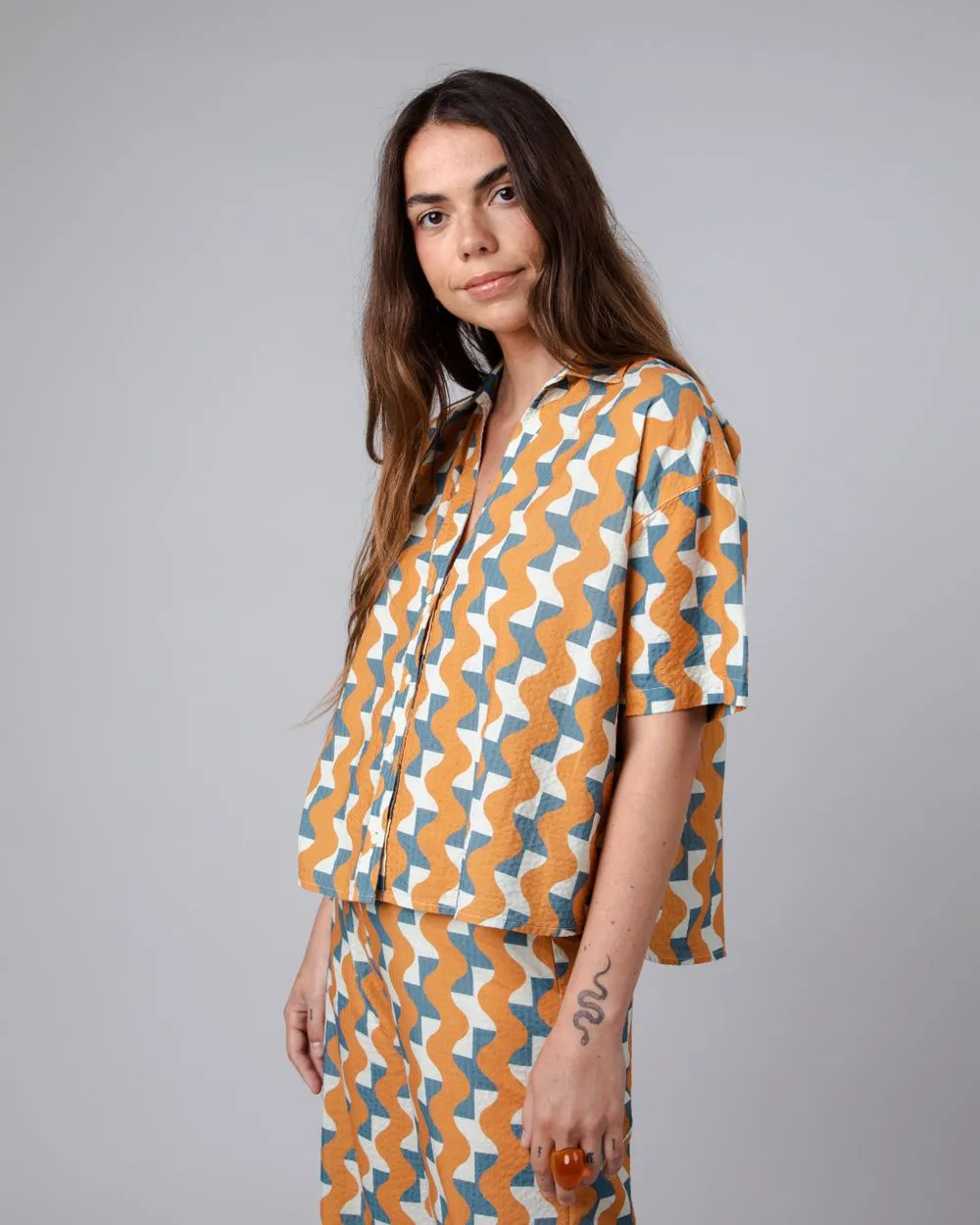 Chemisette ample en coton bio | multicolore "big tiles oversize cropped blouse topaz" Brown femme