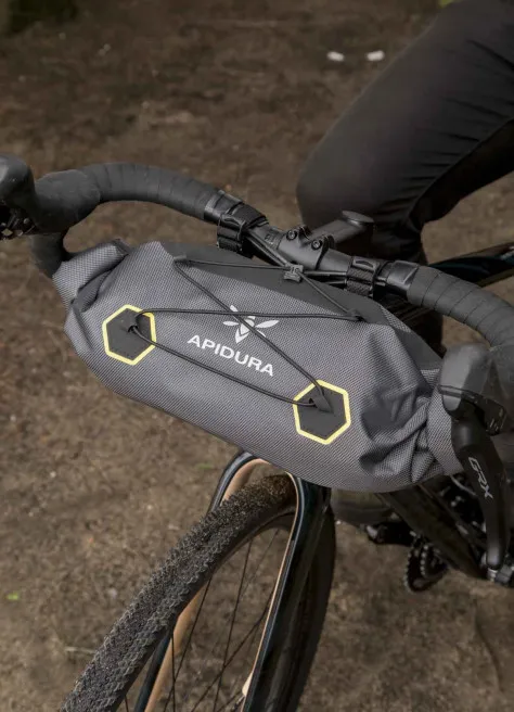 Sacoche guidon de Bikepacking - Apidura | JE SUIS À VÉLO