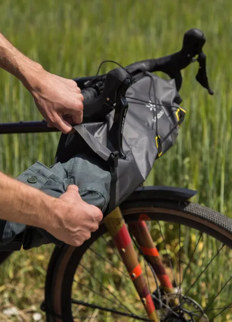 Sacoche guidon de Bikepacking - Apidura | JE SUIS À VÉLO