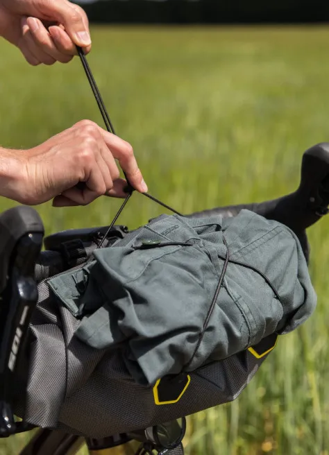 Sacoche guidon de Bikepacking - Apidura | JE SUIS À VÉLO