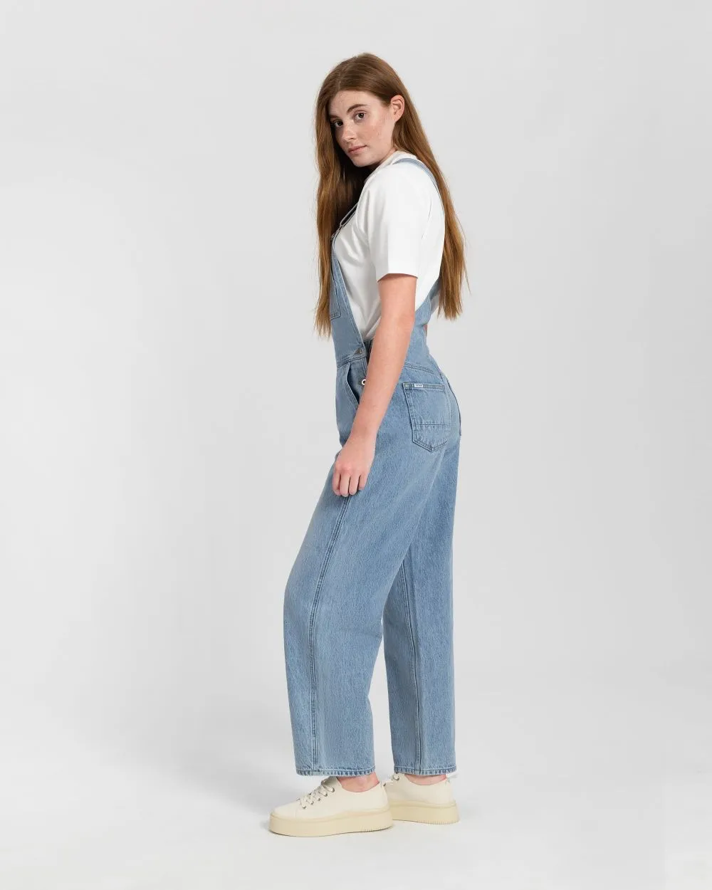 Salopette en coton bio et recyclé | bleu délavé "jonna dungaree light denim" femme