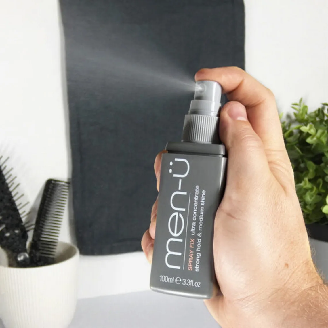 Spray Fix Ultra Concentré Tenue Forte & Brillance Moyenne Men-ü - Gel & Cire Cheveux Homme sur MenCorner